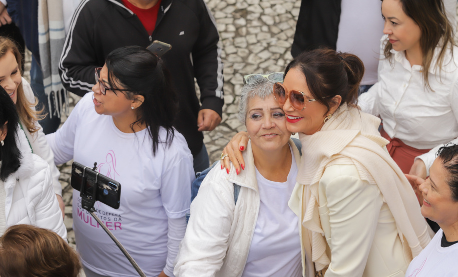 Curitiba, 22 de julho de 2023 - Dentro da programação da Campanha Paraná Unido no Combate ao Feminicídio, promovido pelo Governo do Estado, aconteceu caminhada pela Rua XV de Novembro, centro de Curitiba, com a participação da modelo Luiza Brunet.