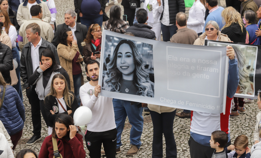 Curitiba, 22 de julho de 2023 - Dentro da programação da Campanha Paraná Unido no Combate ao Feminicídio, promovido pelo Governo do Estado, aconteceu caminhada pela Rua XV de Novembro, centro de Curitiba, com a participação da modelo Luiza Brunet.