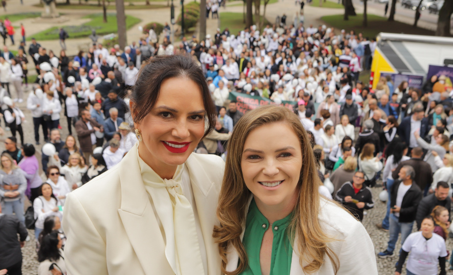 Curitiba, 22 de julho de 2023 - Dentro da programação da Campanha Paraná Unido no Combate ao Feminicídio, promovido pelo Governo do Estado, aconteceu caminhada pela Rua XV de Novembro, centro de Curitiba, com a participação da modelo Luiza Brunet.