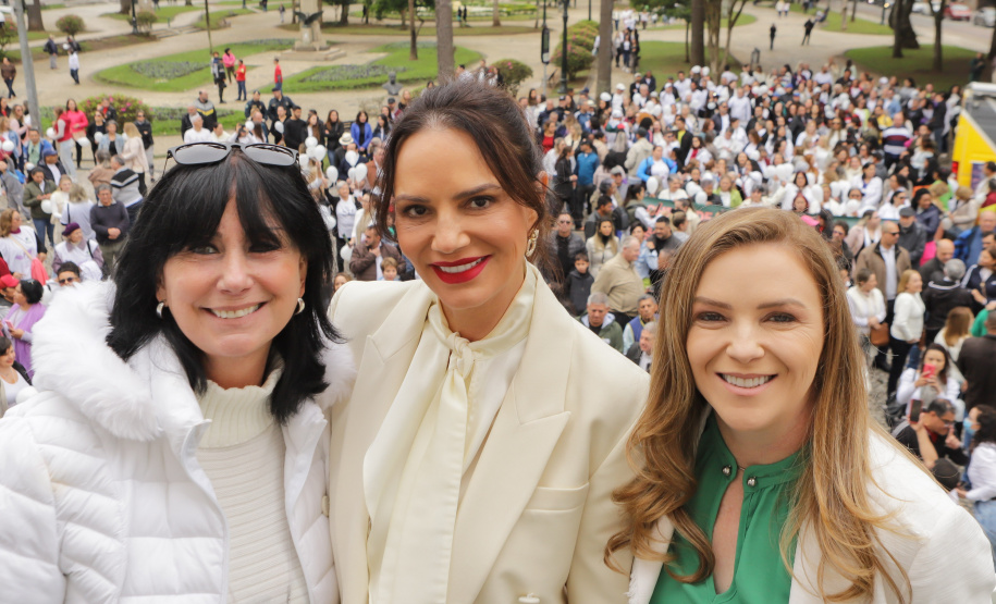 Curitiba, 22 de julho de 2023 - Dentro da programação da Campanha Paraná Unido no Combate ao Feminicídio, promovido pelo Governo do Estado, aconteceu caminhada pela Rua XV de Novembro, centro de Curitiba, com a participação da modelo Luiza Brunet.