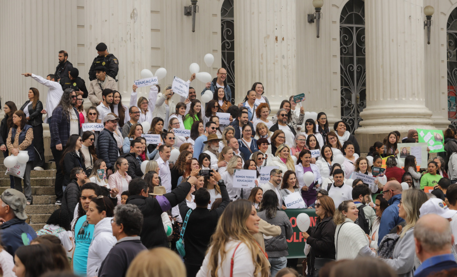 Curitiba, 22 de julho de 2023 - Dentro da programação da Campanha Paraná Unido no Combate ao Feminicídio, promovido pelo Governo do Estado, aconteceu caminhada pela Rua XV de Novembro, centro de Curitiba, com a participação da modelo Luiza Brunet.