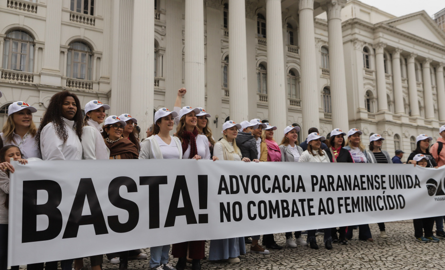 Curitiba, 22 de julho de 2023 - Dentro da programação da Campanha Paraná Unido no Combate ao Feminicídio, promovido pelo Governo do Estado, aconteceu caminhada pela Rua XV de Novembro, centro de Curitiba, com a participação da modelo Luiza Brunet.