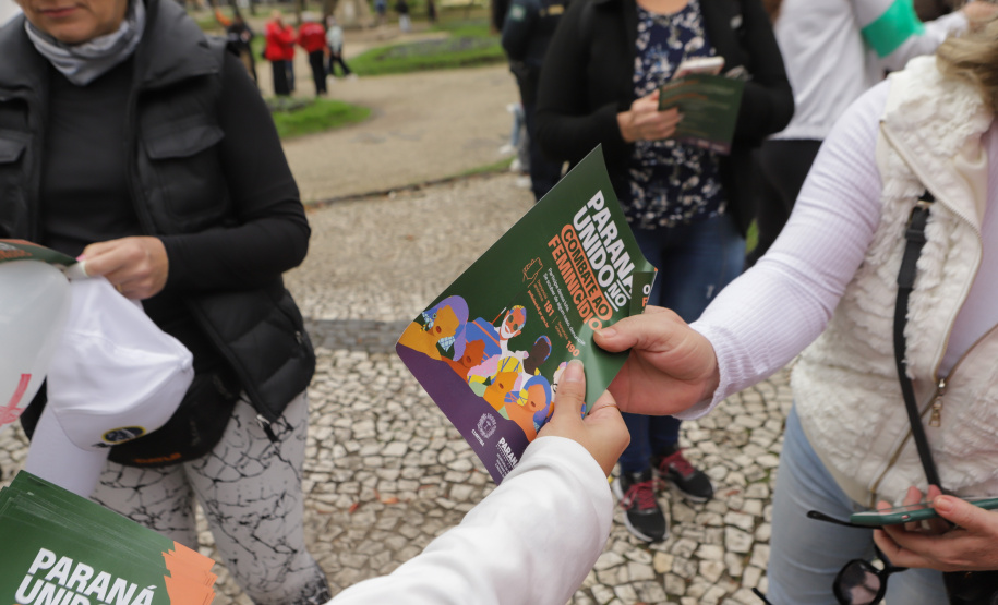 Curitiba, 22 de julho de 2023 - Dentro da programação da Campanha Paraná Unido no Combate ao Feminicídio, promovido pelo Governo do Estado, aconteceu caminhada pela Rua XV de Novembro, centro de Curitiba, com a participação da modelo Luiza Brunet.