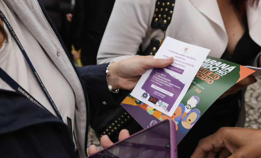 Curitiba, 22 de julho de 2023 - Dentro da programação da Campanha Paraná Unido no Combate ao Feminicídio, promovido pelo Governo do Estado, aconteceu caminhada pela Rua XV de Novembro, centro de Curitiba, com a participação da modelo Luiza Brunet.