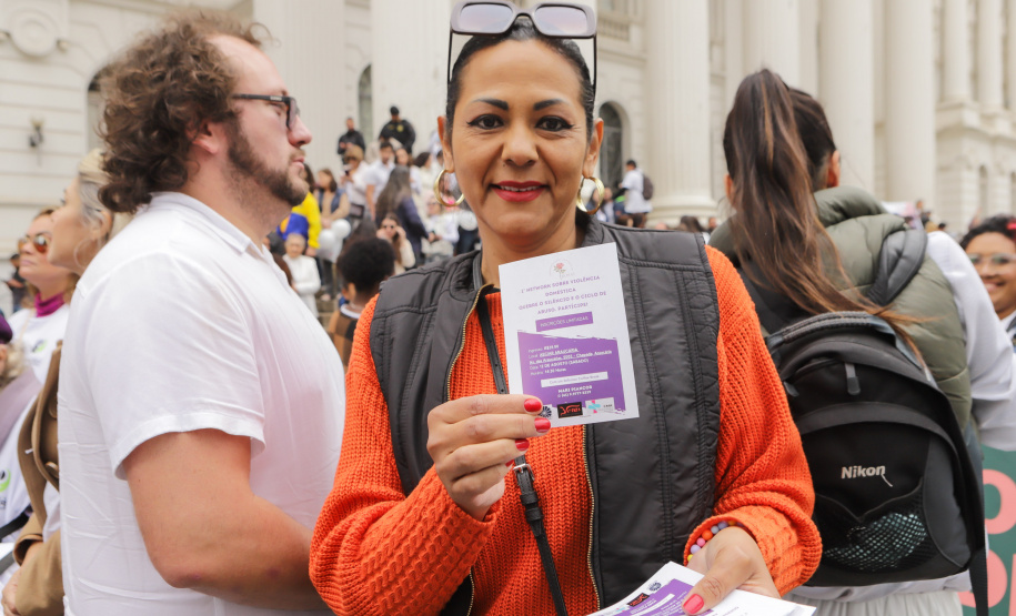 Curitiba, 22 de julho de 2023 - Dentro da programação da Campanha Paraná Unido no Combate ao Feminicídio, promovido pelo Governo do Estado, aconteceu caminhada pela Rua XV de Novembro, centro de Curitiba, com a participação da modelo Luiza Brunet.