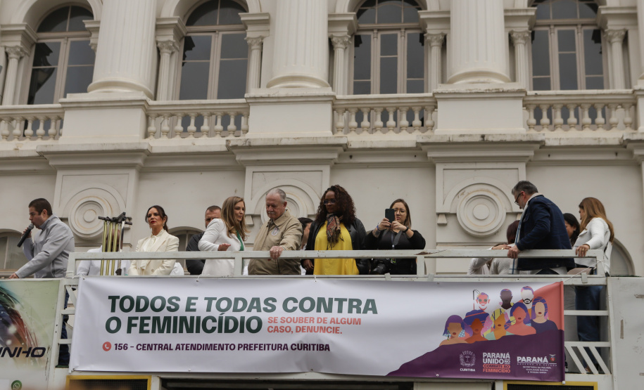 Curitiba, 22 de julho de 2023 - Dentro da programação da Campanha Paraná Unido no Combate ao Feminicídio, promovido pelo Governo do Estado, aconteceu caminhada pela Rua XV de Novembro, centro de Curitiba, com a participação da modelo Luiza Brunet.