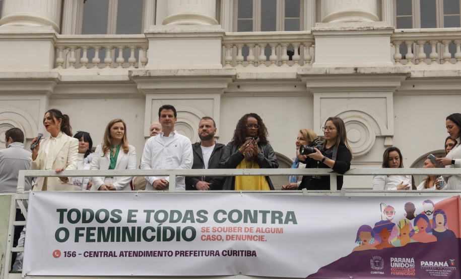 Curitiba, 22 de julho de 2023 - Dentro da programação da Campanha Paraná Unido no Combate ao Feminicídio, promovido pelo Governo do Estado, aconteceu caminhada pela Rua XV de Novembro, centro de Curitiba, com a participação da modelo Luiza Brunet.