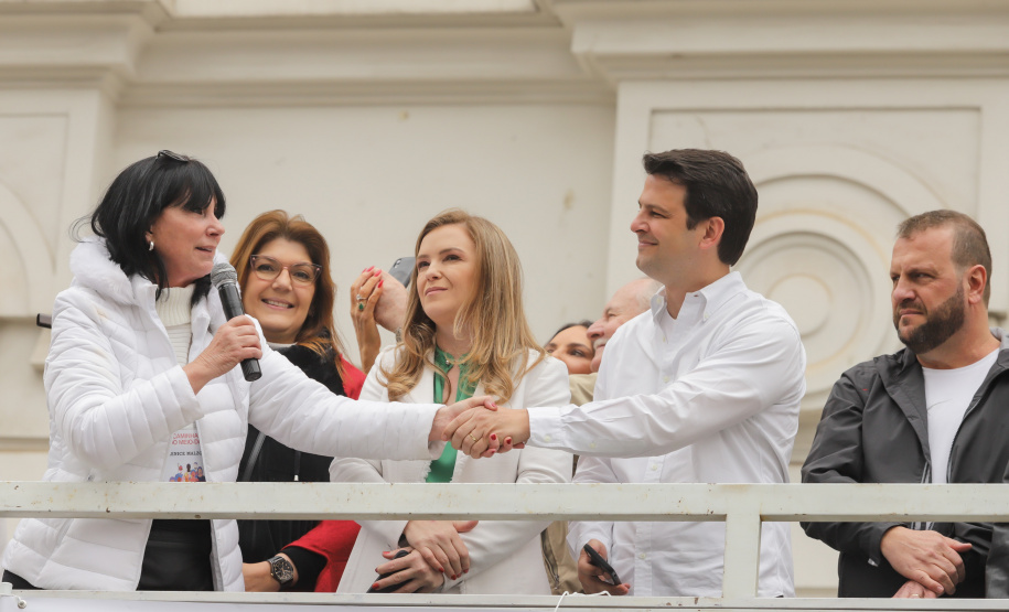 Curitiba, 22 de julho de 2023 - Dentro da programação da Campanha Paraná Unido no Combate ao Feminicídio, promovido pelo Governo do Estado, aconteceu caminhada pela Rua XV de Novembro, centro de Curitiba, com a participação da modelo Luiza Brunet.