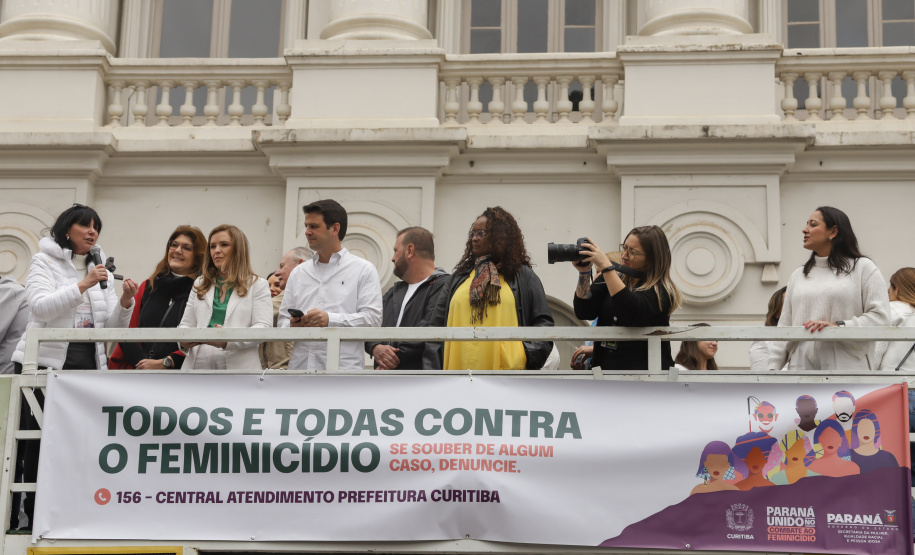 Curitiba, 22 de julho de 2023 - Dentro da programação da Campanha Paraná Unido no Combate ao Feminicídio, promovido pelo Governo do Estado, aconteceu caminhada pela Rua XV de Novembro, centro de Curitiba, com a participação da modelo Luiza Brunet.