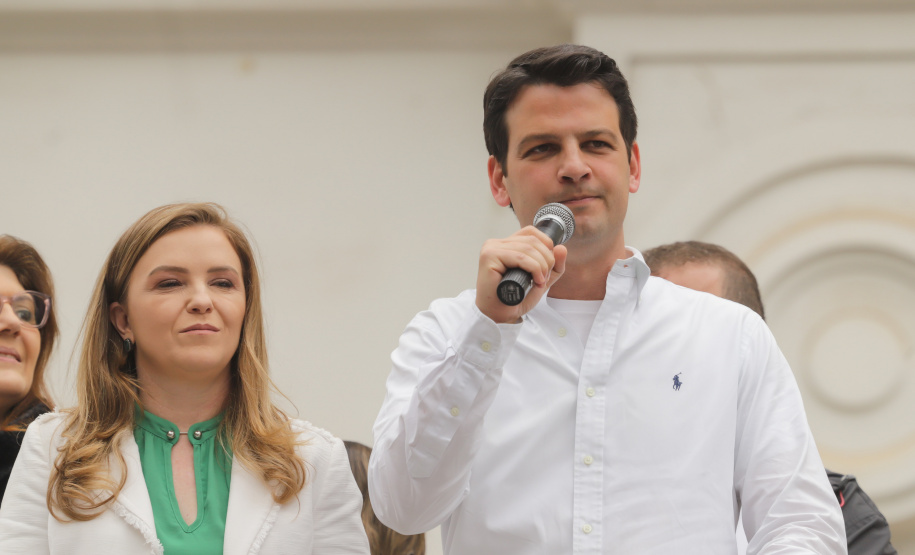 Curitiba, 22 de julho de 2023 - Dentro da programação da Campanha Paraná Unido no Combate ao Feminicídio, promovido pelo Governo do Estado, aconteceu caminhada pela Rua XV de Novembro, centro de Curitiba, com a participação da modelo Luiza Brunet.