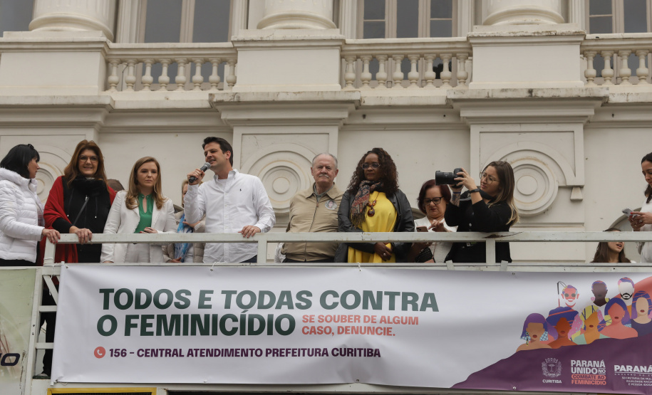 Curitiba, 22 de julho de 2023 - Dentro da programação da Campanha Paraná Unido no Combate ao Feminicídio, promovido pelo Governo do Estado, aconteceu caminhada pela Rua XV de Novembro, centro de Curitiba, com a participação da modelo Luiza Brunet.