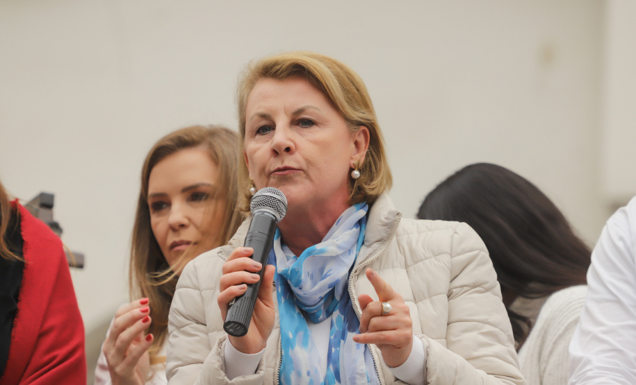 Curitiba, 22 de julho de 2023 - Dentro da programação da Campanha Paraná Unido no Combate ao Feminicídio, promovido pelo Governo do Estado, aconteceu caminhada pela Rua XV de Novembro, centro de Curitiba, com a participação da modelo Luiza Brunet.