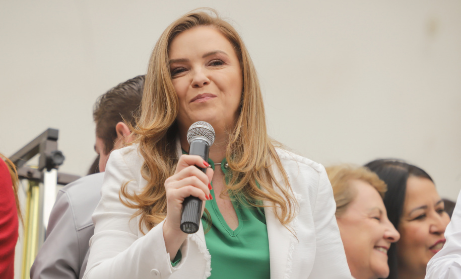 Curitiba, 22 de julho de 2023 - Dentro da programação da Campanha Paraná Unido no Combate ao Feminicídio, promovido pelo Governo do Estado, aconteceu caminhada pela Rua XV de Novembro, centro de Curitiba, com a participação da modelo Luiza Brunet.