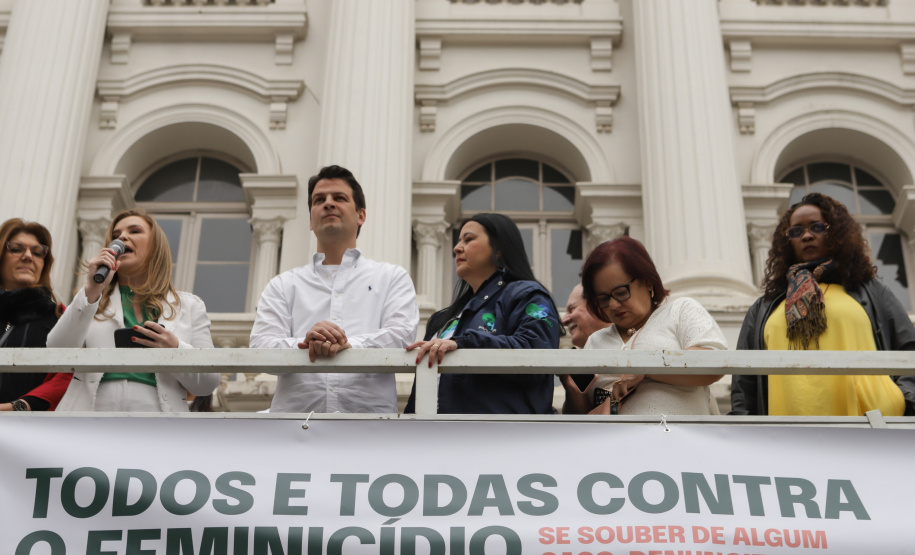 Curitiba, 22 de julho de 2023 - Dentro da programação da Campanha Paraná Unido no Combate ao Feminicídio, promovido pelo Governo do Estado, aconteceu caminhada pela Rua XV de Novembro, centro de Curitiba, com a participação da modelo Luiza Brunet.