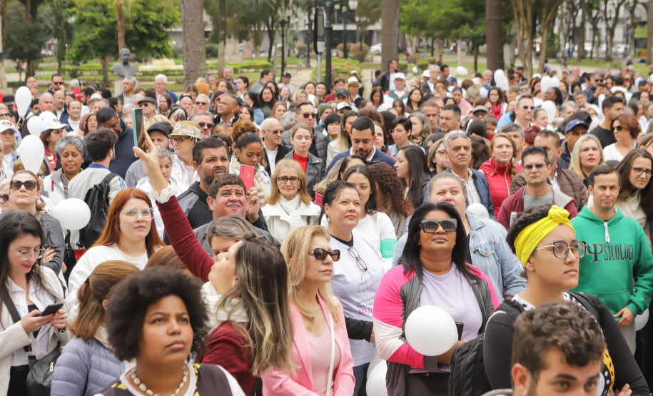 Curitiba, 22 de julho de 2023 - Dentro da programação da Campanha Paraná Unido no Combate ao Feminicídio, promovido pelo Governo do Estado, aconteceu caminhada pela Rua XV de Novembro, centro de Curitiba, com a participação da modelo Luiza Brunet.