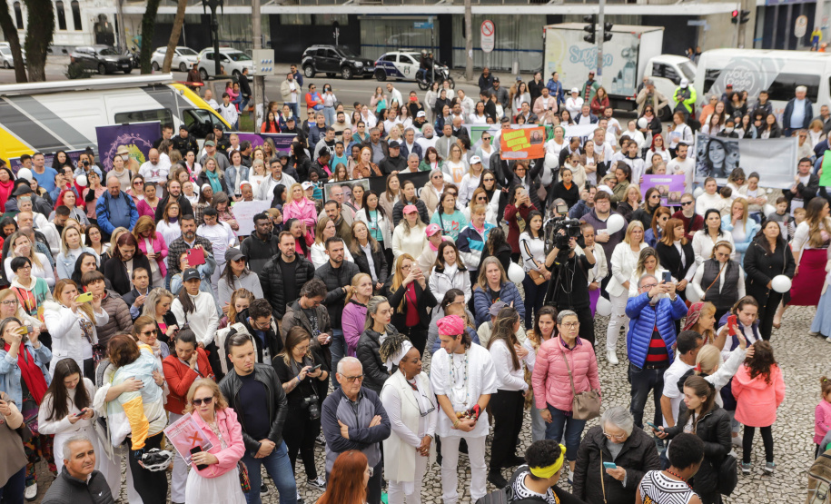 Curitiba, 22 de julho de 2023 - Dentro da programação da Campanha Paraná Unido no Combate ao Feminicídio, promovido pelo Governo do Estado, aconteceu caminhada pela Rua XV de Novembro, centro de Curitiba, com a participação da modelo Luiza Brunet.
