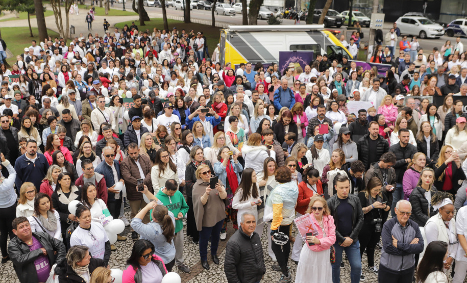 Curitiba, 22 de julho de 2023 - Dentro da programação da Campanha Paraná Unido no Combate ao Feminicídio, promovido pelo Governo do Estado, aconteceu caminhada pela Rua XV de Novembro, centro de Curitiba, com a participação da modelo Luiza Brunet.