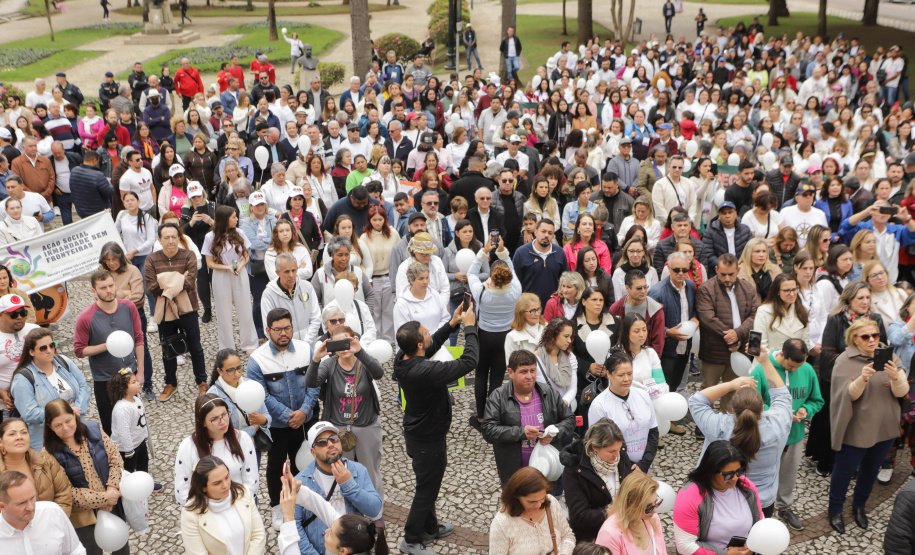 Curitiba, 22 de julho de 2023 - Dentro da programação da Campanha Paraná Unido no Combate ao Feminicídio, promovido pelo Governo do Estado, aconteceu caminhada pela Rua XV de Novembro, centro de Curitiba, com a participação da modelo Luiza Brunet.