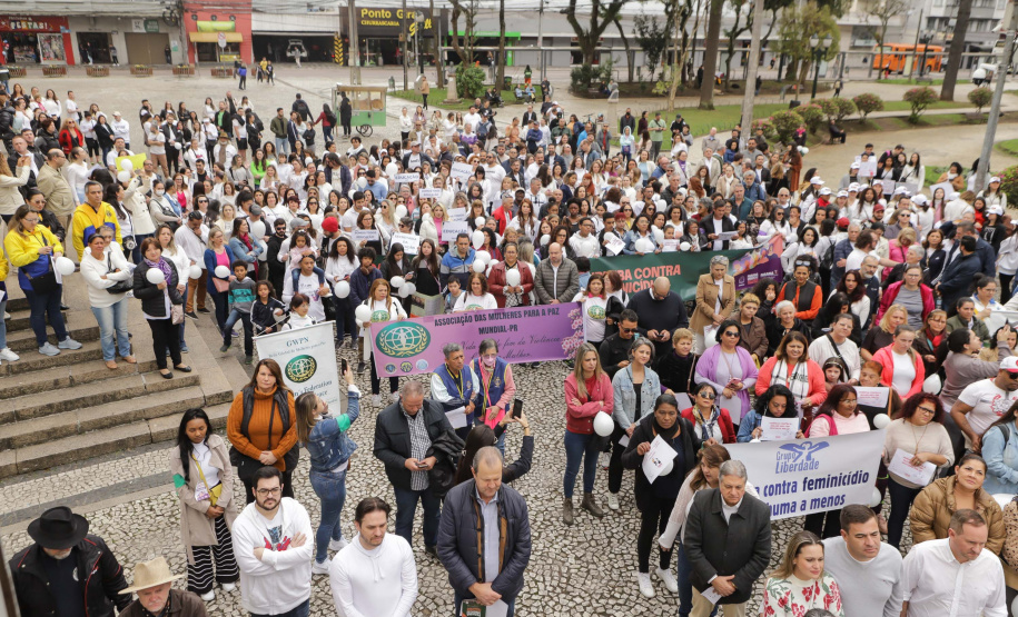 Curitiba, 22 de julho de 2023 - Dentro da programação da Campanha Paraná Unido no Combate ao Feminicídio, promovido pelo Governo do Estado, aconteceu caminhada pela Rua XV de Novembro, centro de Curitiba, com a participação da modelo Luiza Brunet.