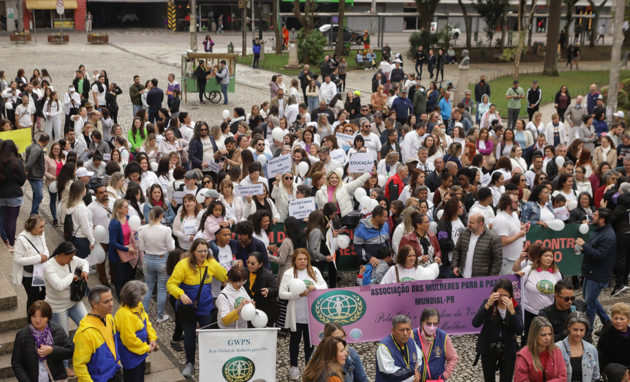 Curitiba, 22 de julho de 2023 - Dentro da programação da Campanha Paraná Unido no Combate ao Feminicídio, promovido pelo Governo do Estado, aconteceu caminhada pela Rua XV de Novembro, centro de Curitiba, com a participação da modelo Luiza Brunet.