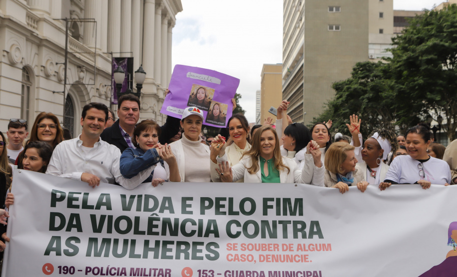 Curitiba, 22 de julho de 2023 - Dentro da programação da Campanha Paraná Unido no Combate ao Feminicídio, promovido pelo Governo do Estado, aconteceu caminhada pela Rua XV de Novembro, centro de Curitiba, com a participação da modelo Luiza Brunet.