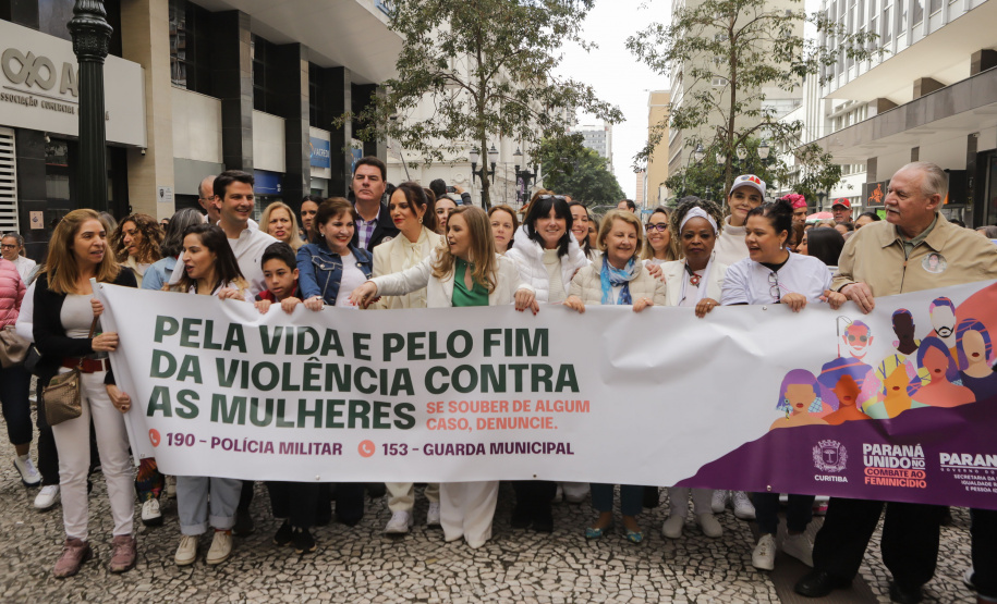 Curitiba, 22 de julho de 2023 - Dentro da programação da Campanha Paraná Unido no Combate ao Feminicídio, promovido pelo Governo do Estado, aconteceu caminhada pela Rua XV de Novembro, centro de Curitiba, com a participação da modelo Luiza Brunet.