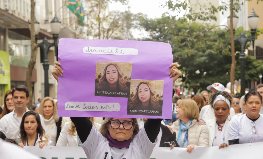 Curitiba, 22 de julho de 2023 - Dentro da programação da Campanha Paraná Unido no Combate ao Feminicídio, promovido pelo Governo do Estado, aconteceu caminhada pela Rua XV de Novembro, centro de Curitiba, com a participação da modelo Luiza Brunet.