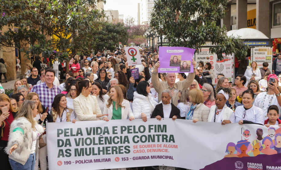 Curitiba, 22 de julho de 2023 - Dentro da programação da Campanha Paraná Unido no Combate ao Feminicídio, promovido pelo Governo do Estado, aconteceu caminhada pela Rua XV de Novembro, centro de Curitiba, com a participação da modelo Luiza Brunet.