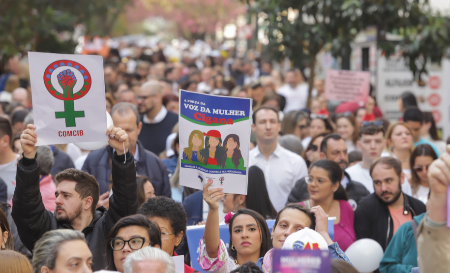Curitiba, 22 de julho de 2023 - Dentro da programação da Campanha Paraná Unido no Combate ao Feminicídio, promovido pelo Governo do Estado, aconteceu caminhada pela Rua XV de Novembro, centro de Curitiba, com a participação da modelo Luiza Brunet.