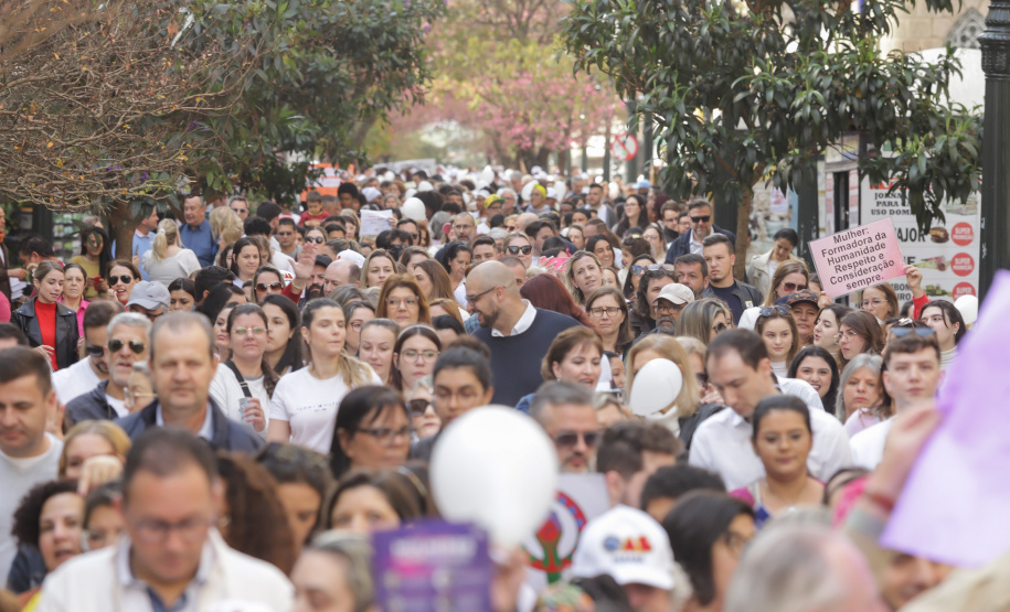 Curitiba, 22 de julho de 2023 - Dentro da programação da Campanha Paraná Unido no Combate ao Feminicídio, promovido pelo Governo do Estado, aconteceu caminhada pela Rua XV de Novembro, centro de Curitiba, com a participação da modelo Luiza Brunet.