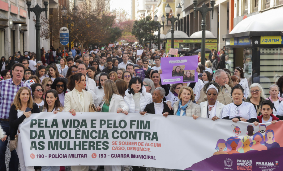 Curitiba, 22 de julho de 2023 - Dentro da programação da Campanha Paraná Unido no Combate ao Feminicídio, promovido pelo Governo do Estado, aconteceu caminhada pela Rua XV de Novembro, centro de Curitiba, com a participação da modelo Luiza Brunet.
