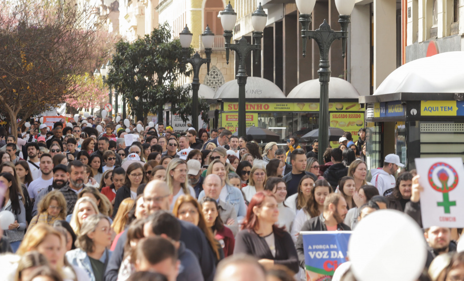 Curitiba, 22 de julho de 2023 - Dentro da programação da Campanha Paraná Unido no Combate ao Feminicídio, promovido pelo Governo do Estado, aconteceu caminhada pela Rua XV de Novembro, centro de Curitiba, com a participação da modelo Luiza Brunet.