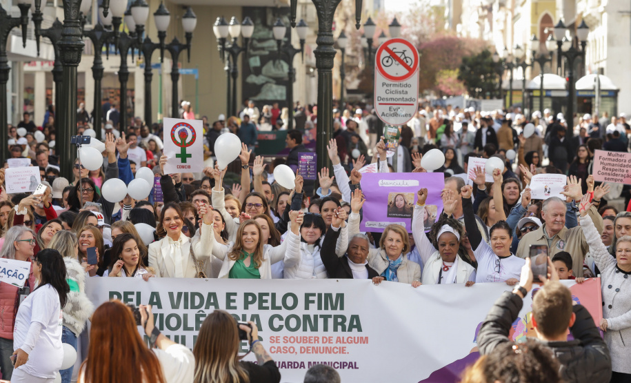 Curitiba, 22 de julho de 2023 - Dentro da programação da Campanha Paraná Unido no Combate ao Feminicídio, promovido pelo Governo do Estado, aconteceu caminhada pela Rua XV de Novembro, centro de Curitiba, com a participação da modelo Luiza Brunet.