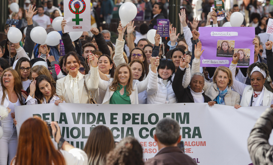 Curitiba, 22 de julho de 2023 - Dentro da programação da Campanha Paraná Unido no Combate ao Feminicídio, promovido pelo Governo do Estado, aconteceu caminhada pela Rua XV de Novembro, centro de Curitiba, com a participação da modelo Luiza Brunet.
