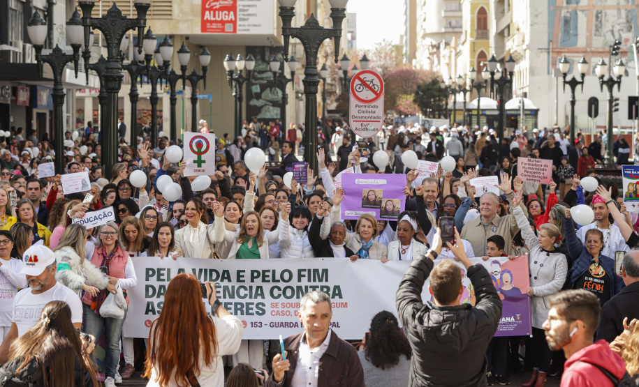 Curitiba, 22 de julho de 2023 - Dentro da programação da Campanha Paraná Unido no Combate ao Feminicídio, promovido pelo Governo do Estado, aconteceu caminhada pela Rua XV de Novembro, centro de Curitiba, com a participação da modelo Luiza Brunet.