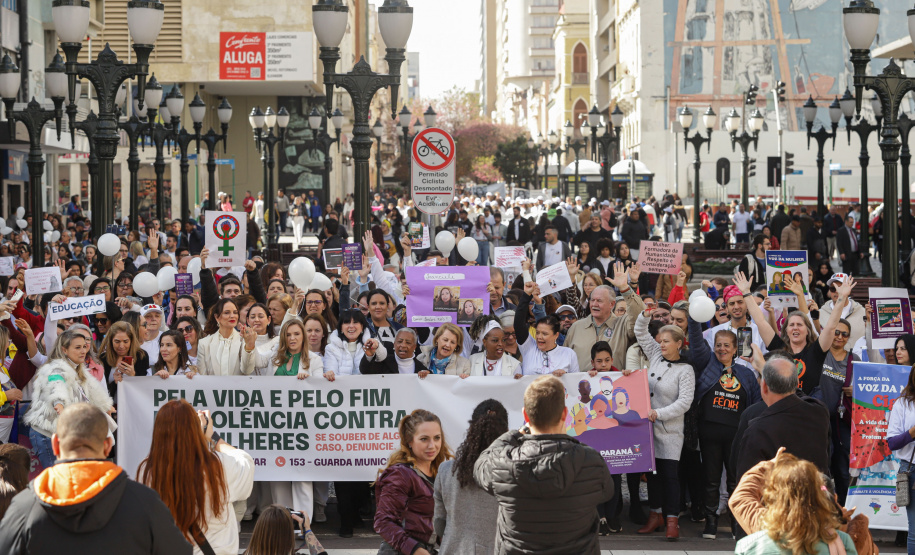 Curitiba, 22 de julho de 2023 - Dentro da programação da Campanha Paraná Unido no Combate ao Feminicídio, promovido pelo Governo do Estado, aconteceu caminhada pela Rua XV de Novembro, centro de Curitiba, com a participação da modelo Luiza Brunet.