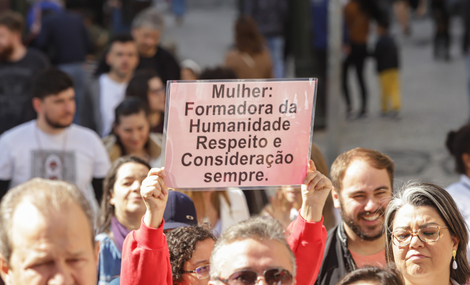 Curitiba, 22 de julho de 2023 - Dentro da programação da Campanha Paraná Unido no Combate ao Feminicídio, promovido pelo Governo do Estado, aconteceu caminhada pela Rua XV de Novembro, centro de Curitiba, com a participação da modelo Luiza Brunet.