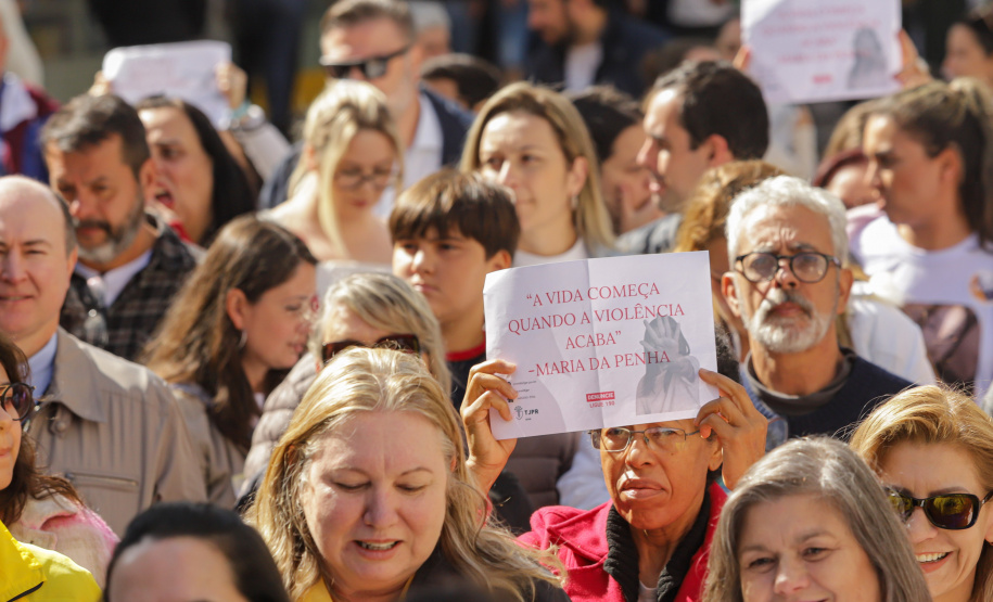Curitiba, 22 de julho de 2023 - Dentro da programação da Campanha Paraná Unido no Combate ao Feminicídio, promovido pelo Governo do Estado, aconteceu caminhada pela Rua XV de Novembro, centro de Curitiba, com a participação da modelo Luiza Brunet.