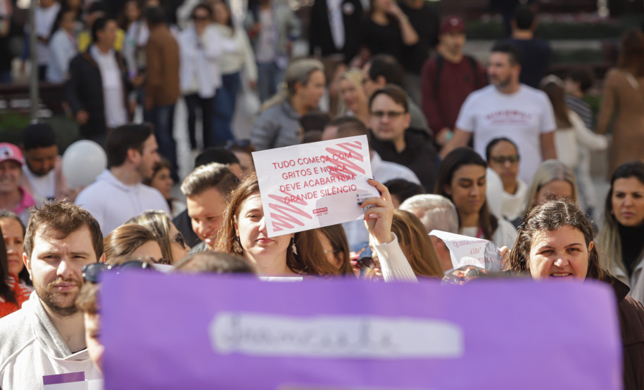Curitiba, 22 de julho de 2023 - Dentro da programação da Campanha Paraná Unido no Combate ao Feminicídio, promovido pelo Governo do Estado, aconteceu caminhada pela Rua XV de Novembro, centro de Curitiba, com a participação da modelo Luiza Brunet.