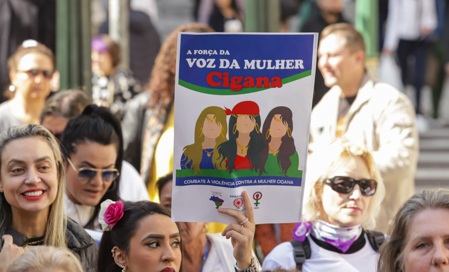 Curitiba, 22 de julho de 2023 - Dentro da programação da Campanha Paraná Unido no Combate ao Feminicídio, promovido pelo Governo do Estado, aconteceu caminhada pela Rua XV de Novembro, centro de Curitiba, com a participação da modelo Luiza Brunet.