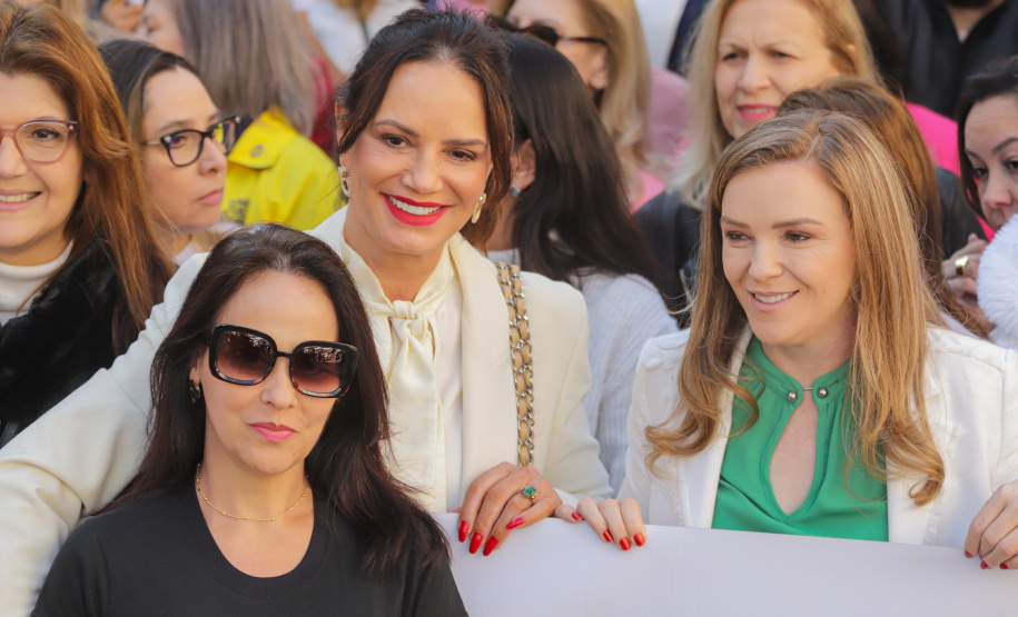 Curitiba, 22 de julho de 2023 - Dentro da programação da Campanha Paraná Unido no Combate ao Feminicídio, promovido pelo Governo do Estado, aconteceu caminhada pela Rua XV de Novembro, centro de Curitiba, com a participação da modelo Luiza Brunet.