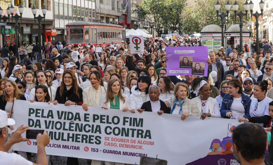 Curitiba, 22 de julho de 2023 - Dentro da programação da Campanha Paraná Unido no Combate ao Feminicídio, promovido pelo Governo do Estado, aconteceu caminhada pela Rua XV de Novembro, centro de Curitiba, com a participação da modelo Luiza Brunet.