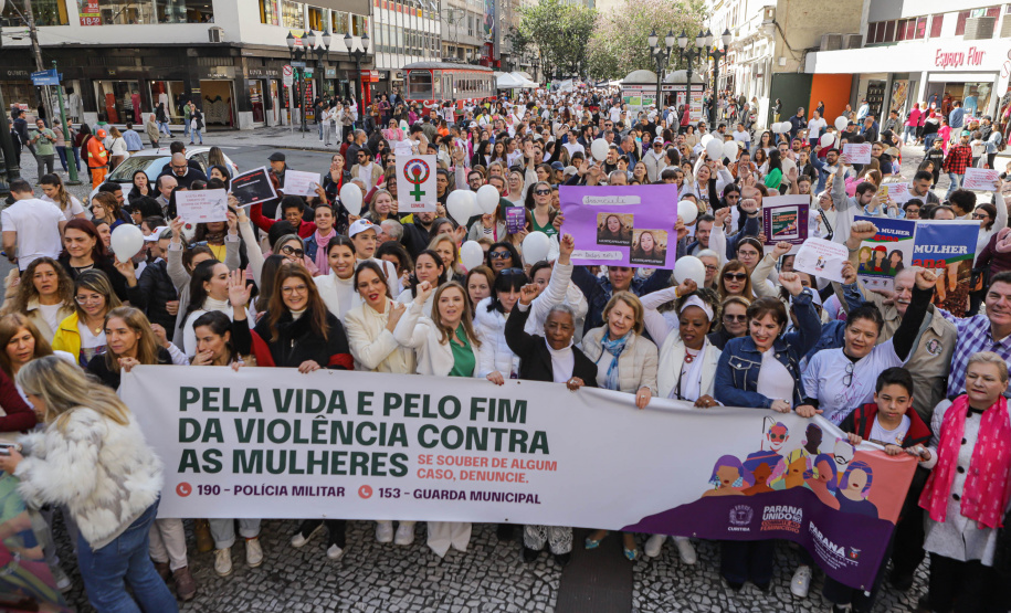 Curitiba, 22 de julho de 2023 - Dentro da programação da Campanha Paraná Unido no Combate ao Feminicídio, promovido pelo Governo do Estado, aconteceu caminhada pela Rua XV de Novembro, centro de Curitiba, com a participação da modelo Luiza Brunet.