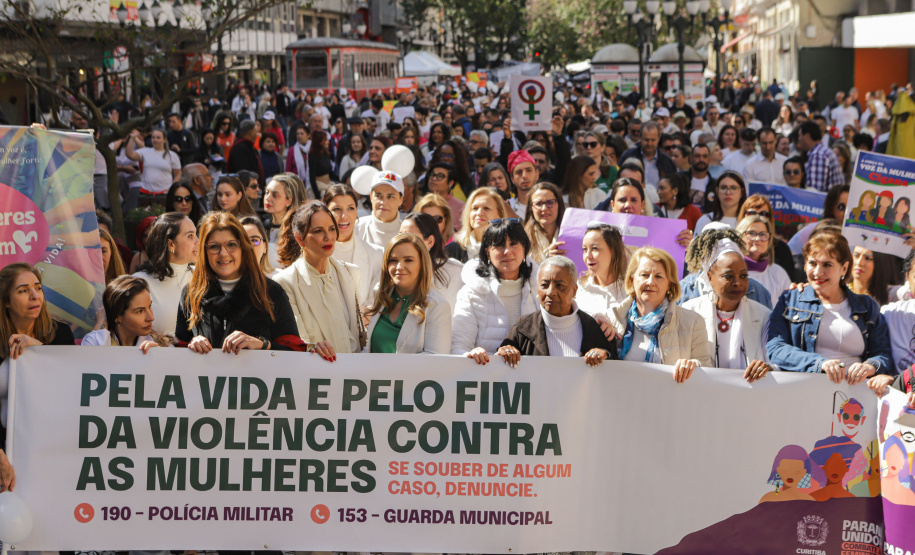 Curitiba, 22 de julho de 2023 - Dentro da programação da Campanha Paraná Unido no Combate ao Feminicídio, promovido pelo Governo do Estado, aconteceu caminhada pela Rua XV de Novembro, centro de Curitiba, com a participação da modelo Luiza Brunet.