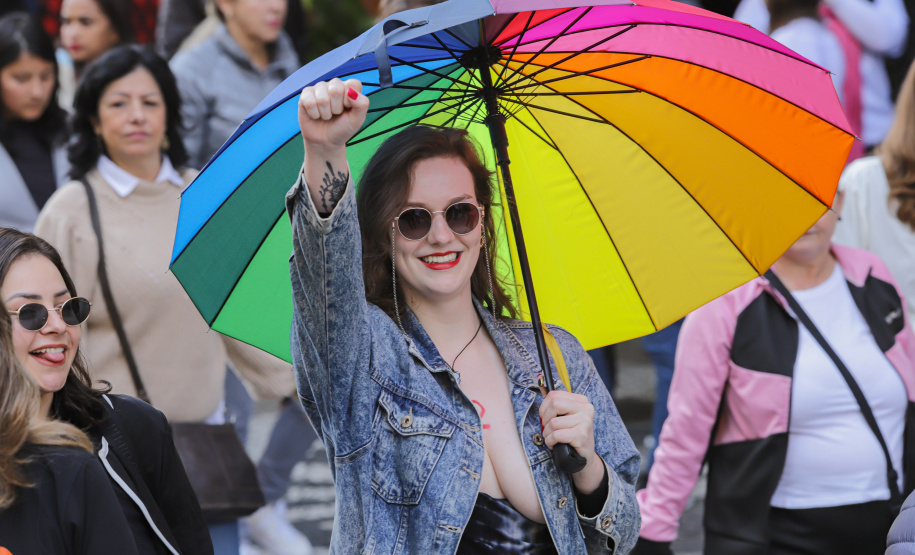 Curitiba, 22 de julho de 2023 - Dentro da programação da Campanha Paraná Unido no Combate ao Feminicídio, promovido pelo Governo do Estado, aconteceu caminhada pela Rua XV de Novembro, centro de Curitiba, com a participação da modelo Luiza Brunet.