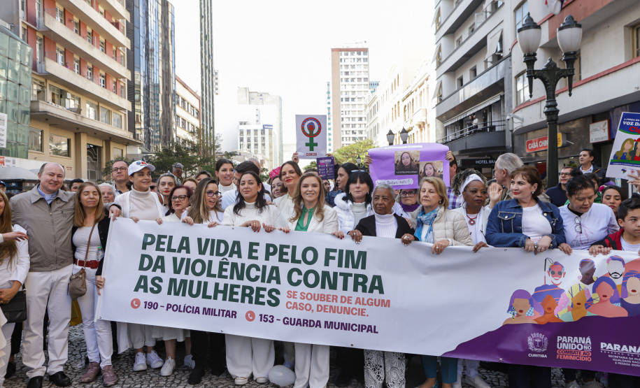 Curitiba, 22 de julho de 2023 - Dentro da programação da Campanha Paraná Unido no Combate ao Feminicídio, promovido pelo Governo do Estado, aconteceu caminhada pela Rua XV de Novembro, centro de Curitiba, com a participação da modelo Luiza Brunet.