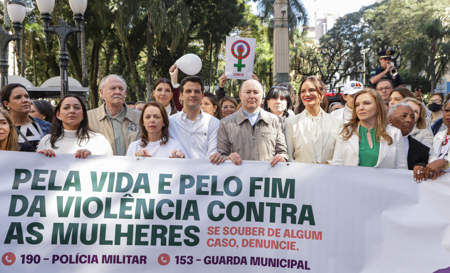 Curitiba, 22 de julho de 2023 - Dentro da programação da Campanha Paraná Unido no Combate ao Feminicídio, promovido pelo Governo do Estado, aconteceu caminhada pela Rua XV de Novembro, centro de Curitiba, com a participação da modelo Luiza Brunet.