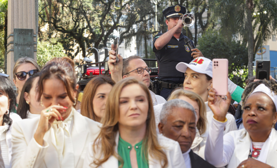 Curitiba, 22 de julho de 2023 - Dentro da programação da Campanha Paraná Unido no Combate ao Feminicídio, promovido pelo Governo do Estado, aconteceu caminhada pela Rua XV de Novembro, centro de Curitiba, com a participação da modelo Luiza Brunet.