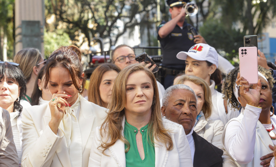 Curitiba, 22 de julho de 2023 - Dentro da programação da Campanha Paraná Unido no Combate ao Feminicídio, promovido pelo Governo do Estado, aconteceu caminhada pela Rua XV de Novembro, centro de Curitiba, com a participação da modelo Luiza Brunet.
