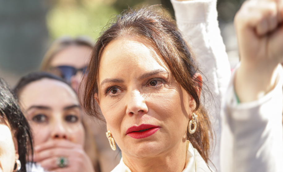 Curitiba, 22 de julho de 2023 - Dentro da programação da Campanha Paraná Unido no Combate ao Feminicídio, promovido pelo Governo do Estado, aconteceu caminhada pela Rua XV de Novembro, centro de Curitiba, com a participação da modelo Luiza Brunet.